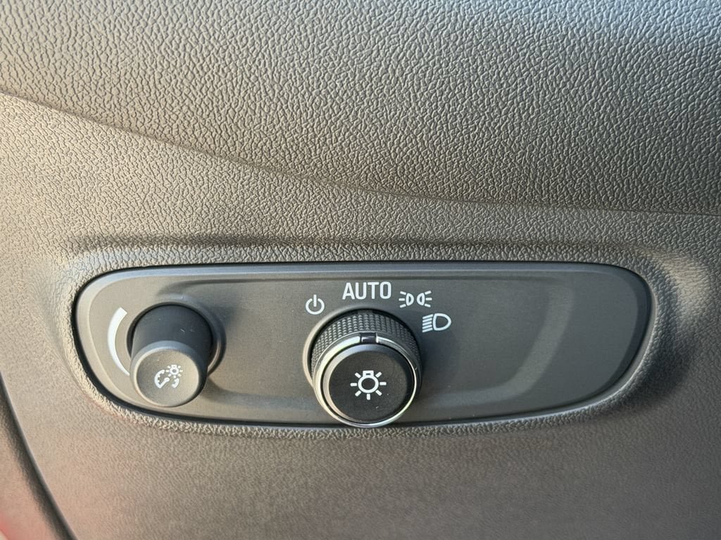 Used 2023 Chevrolet Equinox LT FWD image 24