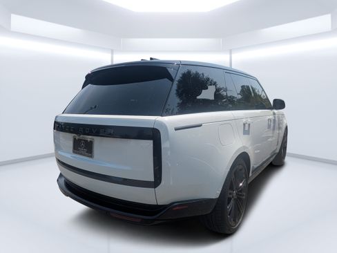 Used 2024 Land Rover Range Rover SE AWD/4WD image 3