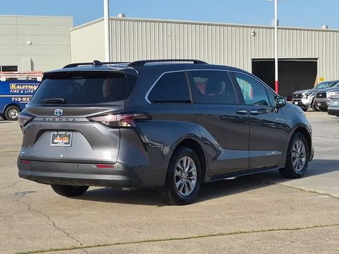 Used 2025 Toyota Sienna XLE FWD image 6