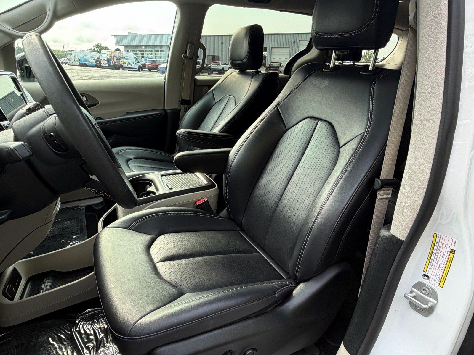 Used 2024 Chrysler Pacifica Touring-L FWD image 24