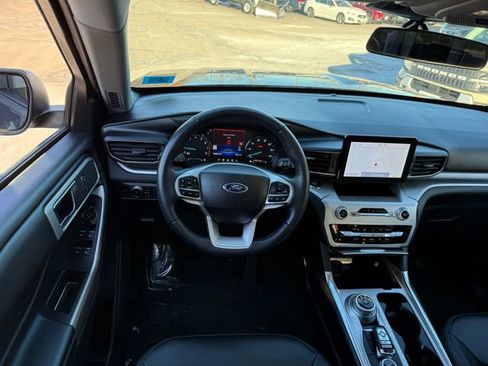 Used 2022 Ford Explorer XLT w/ Equipment Group 202A image 6