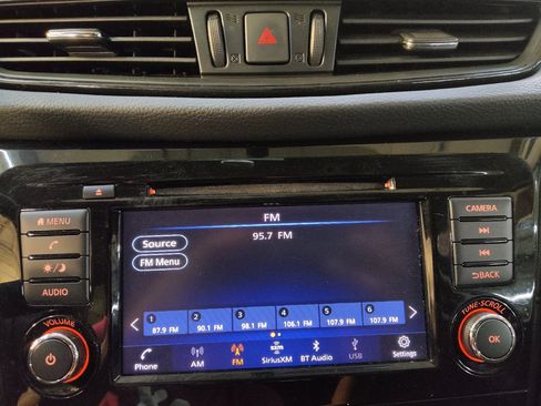 Used 2018 Nissan Rogue SV AWD/4WD image 25