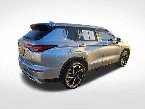 Used 2022 Mitsubishi Outlander SE image 3