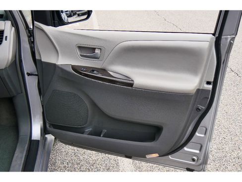 Used 2015 Toyota Sienna XLE Premium FWD image 15