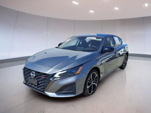 Used 2024 Nissan Altima 2.5 SR AWD/4WD image 2