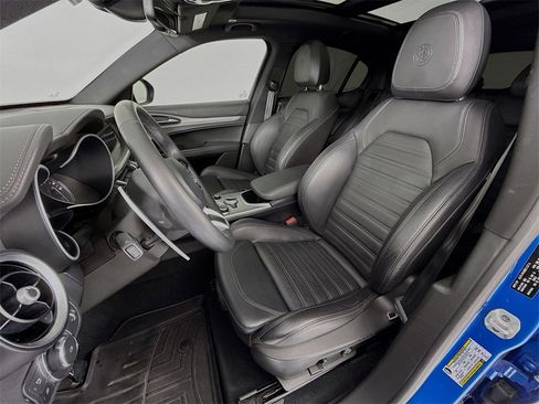 Used 2023 Alfa Romeo Stelvio Veloce image 5