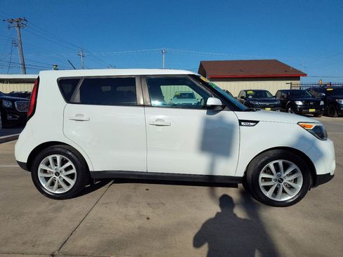 Used 2018 Kia Soul + FWD image 3
