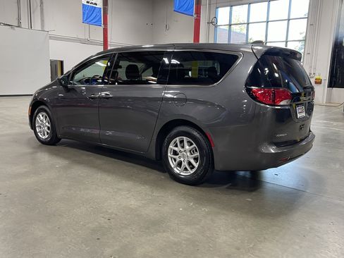 Used 2022 Chrysler Voyager LX FWD image 3