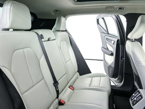 Used 2019 Volvo XC40 T5 Momentum image 21