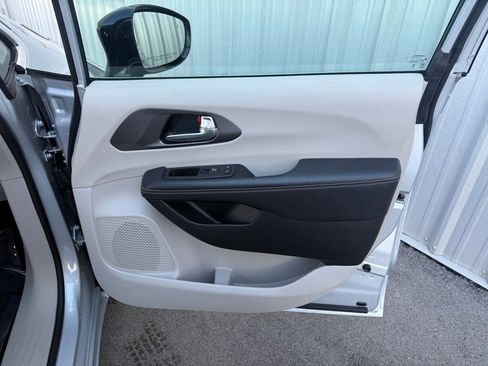 Used 2024 Chrysler Pacifica Touring-L image 18
