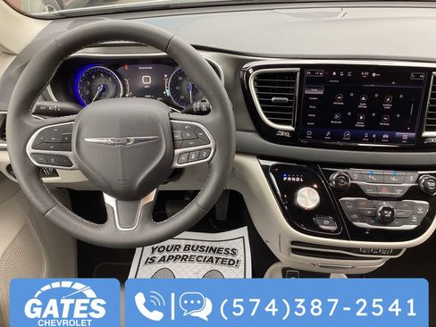 Used 2024 Chrysler Pacifica Touring-L image 23