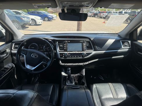 Used 2017 Toyota Highlander SE AWD/4WD image 11