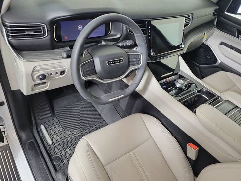 Used 2024 Jeep Wagoneer L Series III w/ Premium Group I AWD/4WD image 11