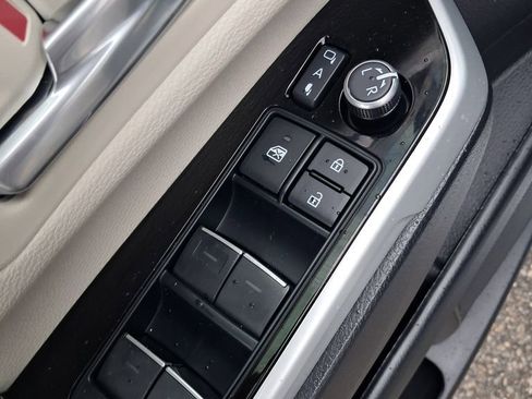 Used 2025 Toyota Sienna Platinum AWD/4WD image 13