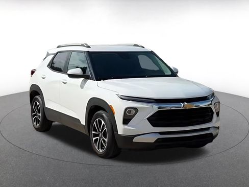 Used 2025 Chevrolet TrailBlazer LT FWD image 3