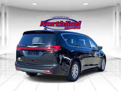 Used 2024 Chrysler Pacifica Touring-L image 3