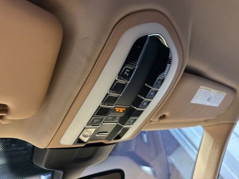 Used 2016 Porsche Cayenne image 18