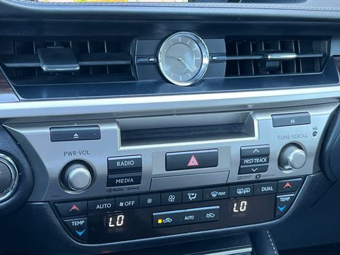 Used 2018 Lexus ES 350 w/ Luxury Package w/Wood Trim FWD image 22