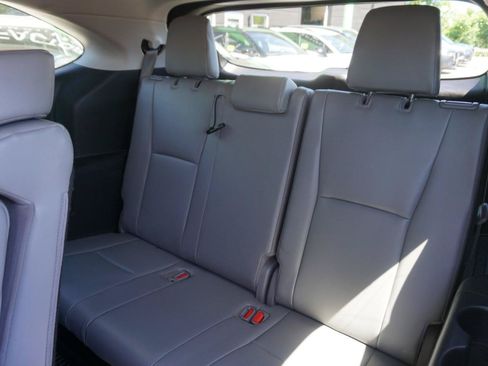 Used 2021 Toyota Highlander XLE AWD/4WD image 16