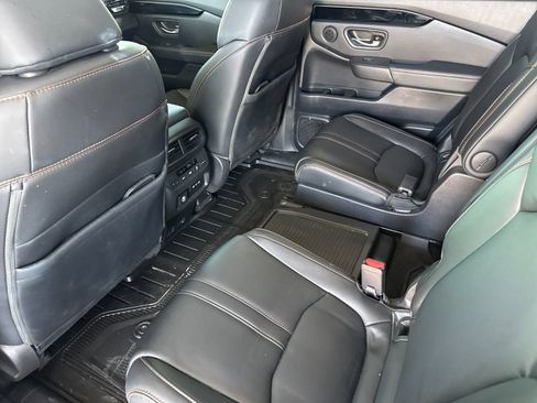 Used 2025 Honda Pilot TrailSport image 11