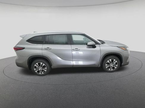 New 2026 Toyota Highlander XLE image 3