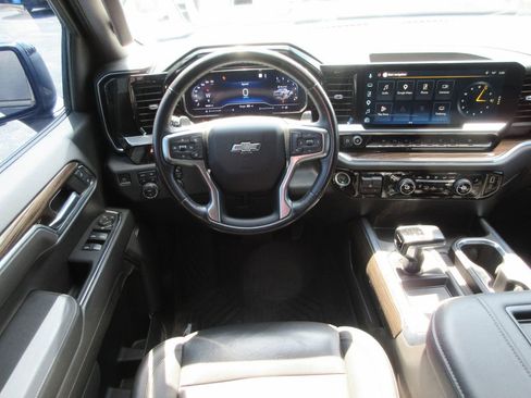Certified 2022 Chevrolet Silverado 1500 LT Trail Boss w/ LT Trail Boss Premium Package AWD/4WD image 17