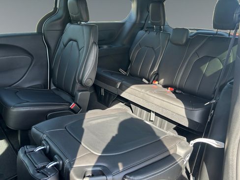 New 2026 Chrysler Pacifica Select AWD/4WD image 13
