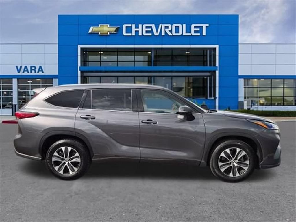 Used 2022 Toyota Highlander XLE FWD image 6