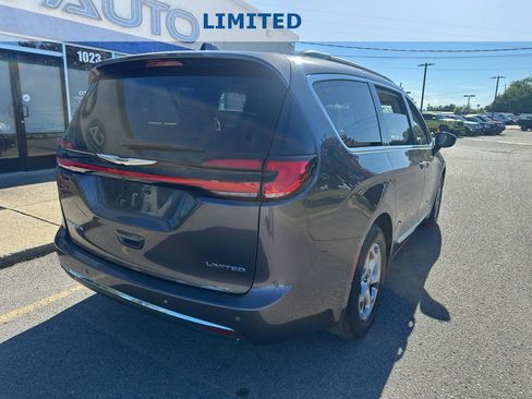 Used 2023 Chrysler Pacifica Limited FWD image 5