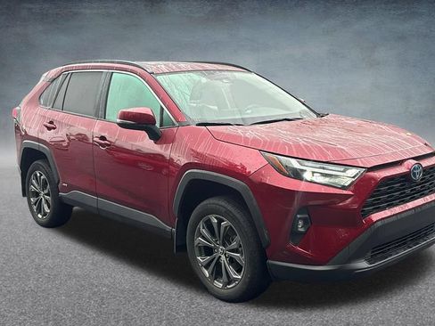 Used 2022 Toyota RAV4 XLE Premium AWD/4WD image 3
