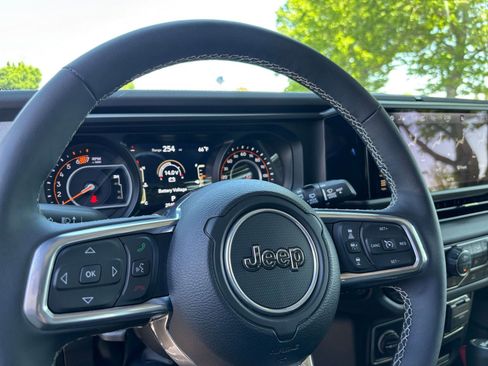 Used 2025 Jeep Wrangler Unlimited Sahara AWD/4WD image 28