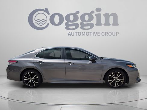 Used 2019 Toyota Camry SE FWD image 6