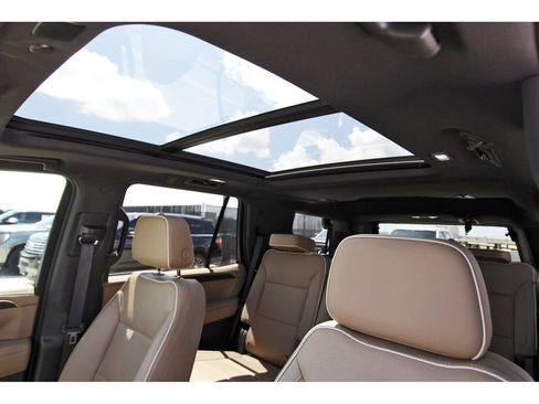 Used 2022 Chevrolet Tahoe Premier w/ Premium Package RWD image 27