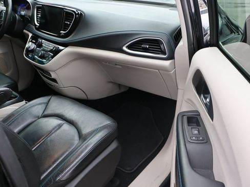 Used 2021 Chrysler Pacifica Touring-L w/ Uconnect Theater Family Group image 57