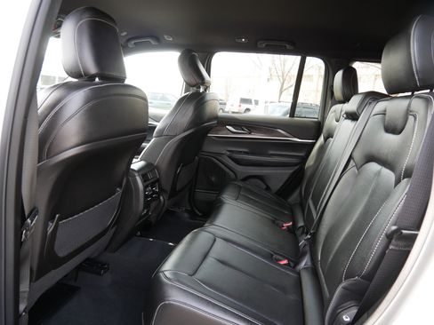 Used 2024 Jeep Grand Cherokee Limited AWD/4WD image 33