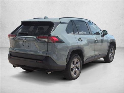 Used 2022 Toyota RAV4 XLE w/ Convenience Package FWD image 5
