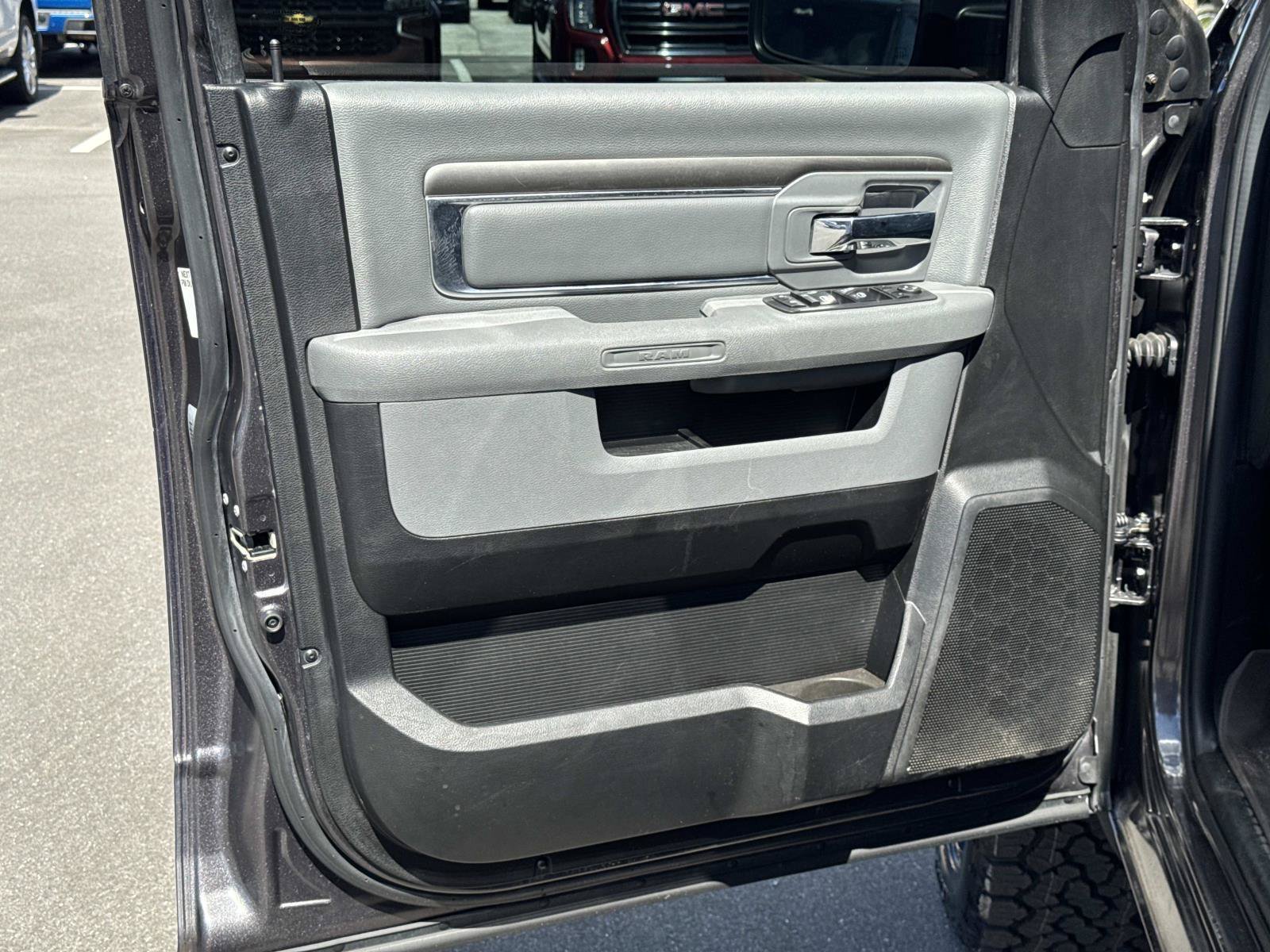 Used 2020 RAM 1500 Classic SLT AWD/4WD image 16