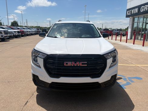 Used 2023 GMC Terrain SLE w/ Driver Convenience Package FWD image 2