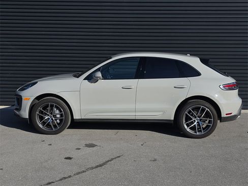 Certified 2022 Porsche Macan image 2