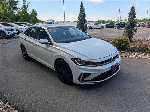 Used 2025 Volkswagen Jetta SE w/ Sunroof Package FWD image 7