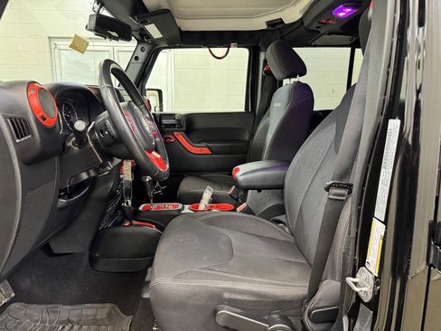 Used 2017 Jeep Wrangler Unlimited Sahara w/ Connectivity Group image 11