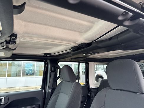 Used 2018 Jeep Wrangler Unlimited Sport S image 16