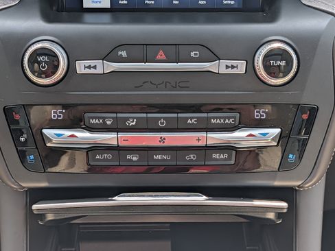 Used 2020 Ford Explorer Platinum w/ Premium Technology Package AWD/4WD image 29