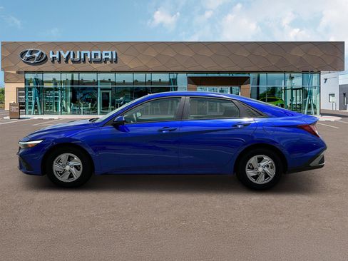 New 2025 Hyundai Elantra SE image 3