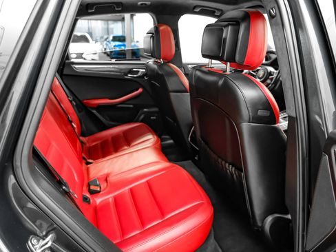 Used 2017 Porsche Macan Turbo AWD/4WD image 33