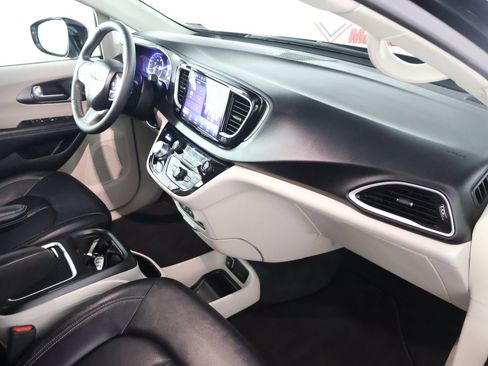 Used 2024 Chrysler Pacifica Touring-L FWD image 50