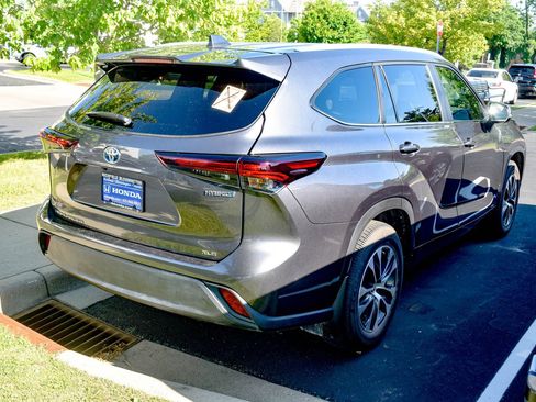 Used 2024 Toyota Highlander XLE AWD/4WD image 16