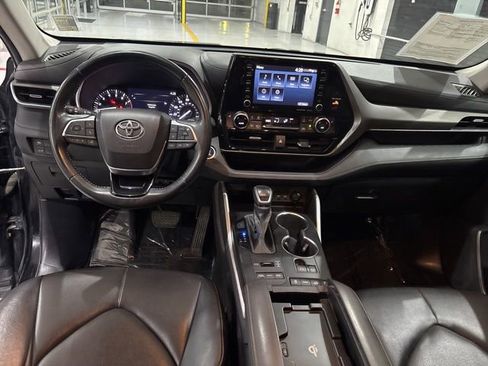 Used 2021 Toyota Highlander XLE AWD/4WD image 26