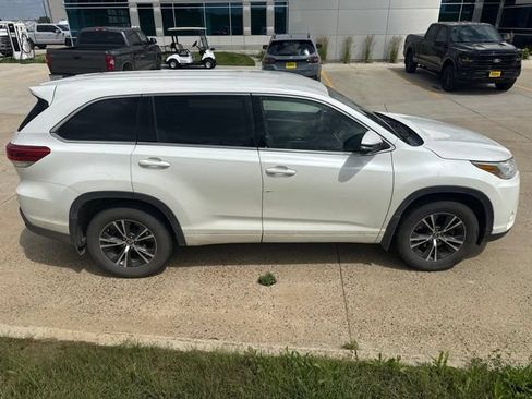 Used 2018 Toyota Highlander LE AWD/4WD image 2