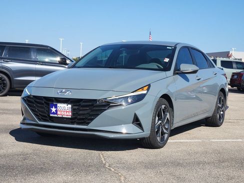 Used 2023 Hyundai Elantra SEL w/ Convenience Package FWD image 2